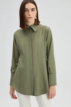 Een kledingmodel uit de groothandel draagt TOU11075 - Fit Poplin Shirt - Khaki, Turkse groothandel Shirt van Touche Prive
