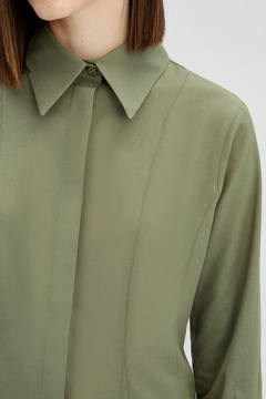 Una modella di abbigliamento all'ingrosso indossa TOU11075 - Fit Poplin Shirt - Khaki, vendita all'ingrosso turca di Camicia di Touche Prive