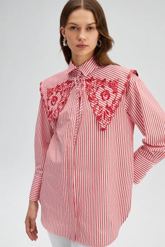 Модель оптовой продажи одежды носит TOU11122 - Embroidery Detailed Poplin Shirt - Red, турецкий оптовый товар Рубашка от Touche Prive.