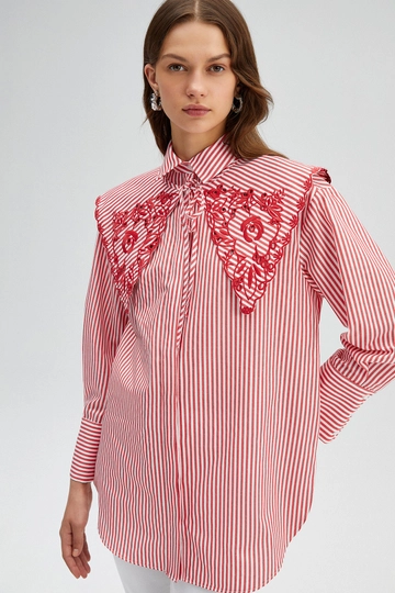 Un mannequin de vêtements en gros porte  Chemise En Popeline Avec Détails Brodés - Rouge
, Chemise en gros de Touche Prive en provenance de Turquie