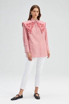 Een kledingmodel uit de groothandel draagt TOU11122 - Embroidery Detailed Poplin Shirt - Red, Turkse groothandel Shirt van Touche Prive