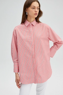 Bir model, Touche Prive toptan giyim markasının TOU11122 - Embroidery Detailed Poplin Shirt - Red toptan Gömlek ürününü sergiliyor.