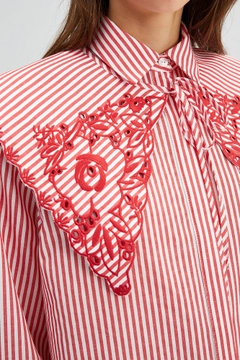 Veleprodajni model oblačil nosi TOU11122 - Embroidery Detailed Poplin Shirt - Red, turška veleprodaja Majica od Touche Prive
