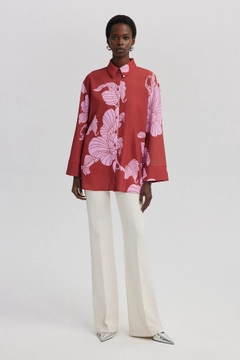 Bir model, Touche Prive toptan giyim markasının tou12441-patterned-satin-shrit-pink toptan Gömlek ürününü sergiliyor.