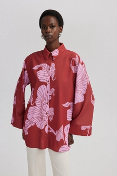 Een kledingmodel uit de groothandel draagt tou12441-patterned-satin-shrit-pink, Turkse groothandel Shirt van Touche Prive