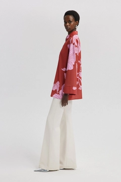 Ein Bekleidungsmodell aus dem Großhandel trägt tou12441-patterned-satin-shrit-pink, türkischer Großhandel Hemd von Touche Prive