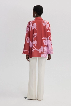 Ένα μοντέλο χονδρικής πώλησης ρούχων φοράει tou12441-patterned-satin-shrit-pink, τούρκικο Πουκάμισο χονδρικής πώλησης από Touche Prive