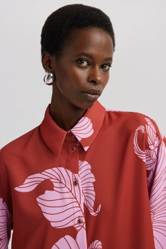 Bir model, Touche Prive toptan giyim markasının tou12441-patterned-satin-shrit-pink toptan Gömlek ürününü sergiliyor.
