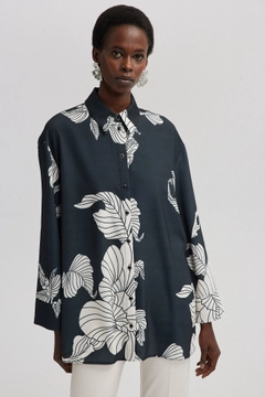 Een kledingmodel uit de groothandel draagt tou12478-patterned-satin-shrit-black, Turkse groothandel Shirt van Touche Prive