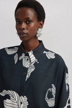 Bir model, Touche Prive toptan giyim markasının tou12478-patterned-satin-shrit-black toptan Gömlek ürününü sergiliyor.
