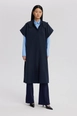 Bir model,  toptan giyim markasının tou12519-hooded-waiscoat-blue toptan  ürününü sergiliyor.