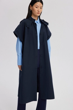 Bir model, Touche Prive toptan giyim markasının tou12519-hooded-waiscoat-blue toptan Yelek ürününü sergiliyor.