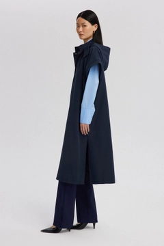 Una modella di abbigliamento all'ingrosso indossa tou12519-hooded-waiscoat-blue, vendita all'ingrosso turca di Veste di Touche Prive