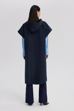 Una modella di abbigliamento all'ingrosso indossa tou12519-hooded-waiscoat-blue, vendita all'ingrosso turca di Veste di Touche Prive