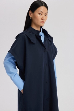 Een kledingmodel uit de groothandel draagt tou12519-hooded-waiscoat-blue, Turkse groothandel Vest van Touche Prive