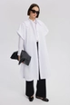 Bir model,  toptan giyim markasının tou12532-hooded-waiscoat-white toptan  ürününü sergiliyor.
