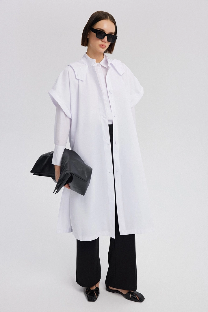Een kledingmodel uit de groothandel draagt tou12532-hooded-waiscoat-white, Turkse groothandel Vest van Touche Prive