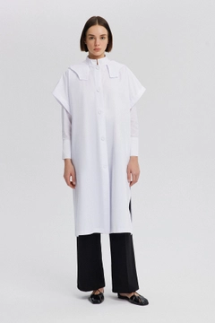 Bir model, Touche Prive toptan giyim markasının tou12532-hooded-waiscoat-white toptan Yelek ürününü sergiliyor.