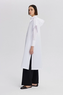 Bir model, Touche Prive toptan giyim markasının tou12532-hooded-waiscoat-white toptan Yelek ürününü sergiliyor.