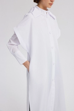Una modella di abbigliamento all'ingrosso indossa tou12532-hooded-waiscoat-white, vendita all'ingrosso turca di Veste di Touche Prive