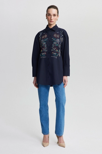 A wholesale clothing model wears  Embroidered Poplin Shirt Tunic - Navy Blue
, Turkish wholesale Tunic of Touche Prive