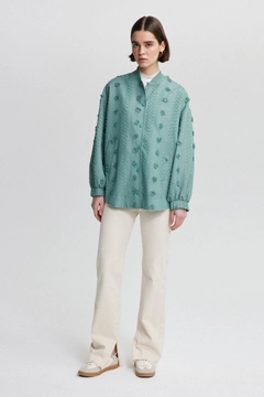 Bir model, Touche Prive toptan giyim markasının tou12650-floral-lace-bomber-jacket-green toptan Ceket ürününü sergiliyor.
