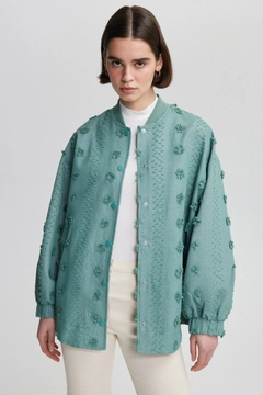Bir model, Touche Prive toptan giyim markasının tou12650-floral-lace-bomber-jacket-green toptan Ceket ürününü sergiliyor.