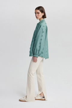 Ein Bekleidungsmodell aus dem Großhandel trägt tou12650-floral-lace-bomber-jacket-green, türkischer Großhandel Jacke von Touche Prive