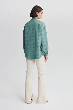 Ein Bekleidungsmodell aus dem Großhandel trägt tou12650-floral-lace-bomber-jacket-green, türkischer Großhandel Jacke von Touche Prive