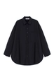 Bir model,  toptan giyim markasının tou12107-relaxed-fit-poplin-shirt-black toptan  ürününü sergiliyor.