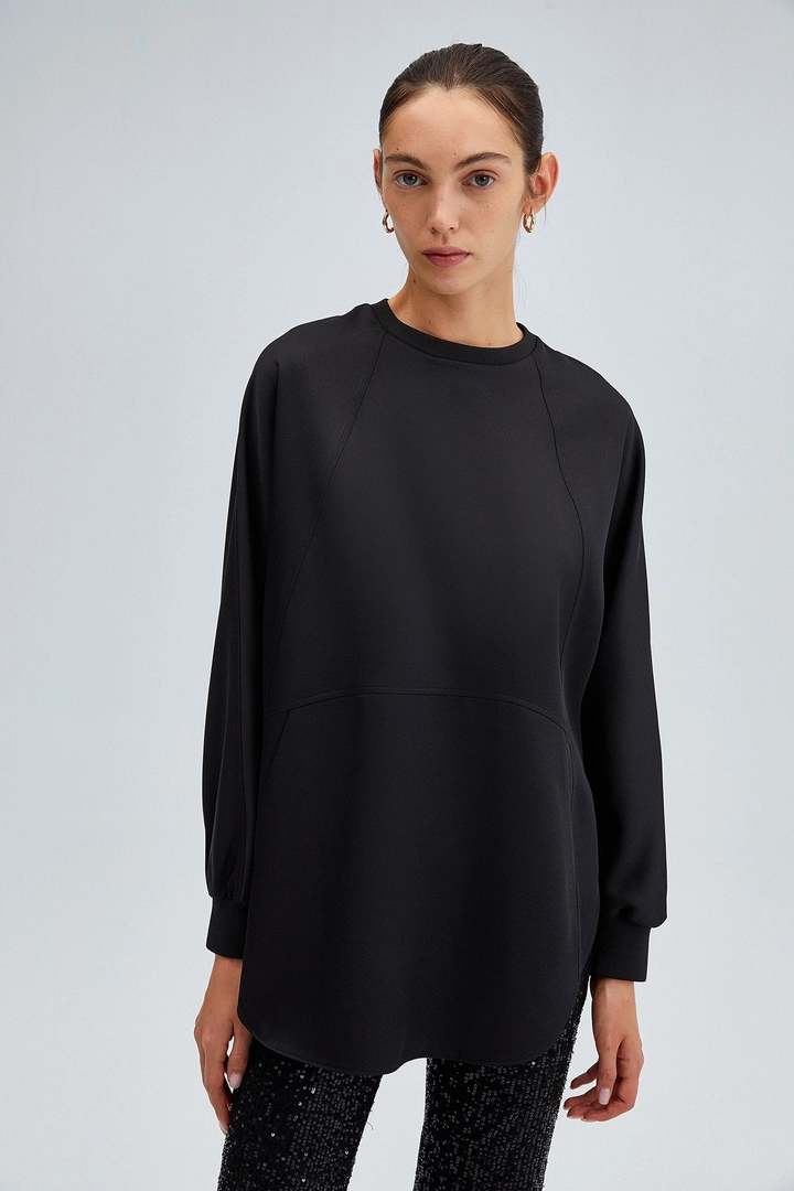 A wholesale clothing model wears tou12211-satin-pocket-detail-tunic-black, Turkish wholesale Tunic of Touche Prive