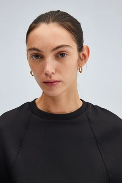 Bir model, Touche Prive toptan giyim markasının tou12211-satin-pocket-detail-tunic-black toptan Tunik ürününü sergiliyor.
