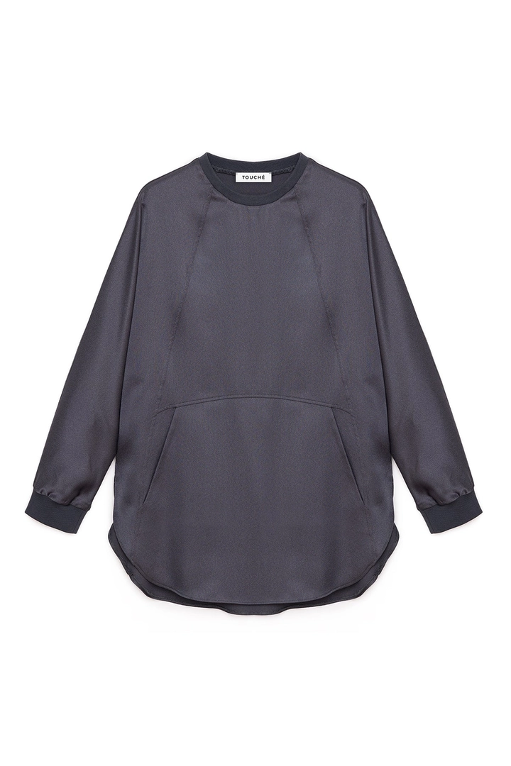 Bir model, Touche Prive toptan giyim markasının tou12220-satin-pocket-detail-tunic-grey toptan Tunik ürününü sergiliyor.