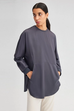 Un mannequin de vêtements en gros porte tou12220-satin-pocket-detail-tunic-grey, Tunique en gros de Touche Prive en provenance de Turquie