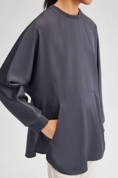 Una modella di abbigliamento all'ingrosso indossa tou12220-satin-pocket-detail-tunic-grey, vendita all'ingrosso turca di Tunica di Touche Prive