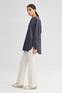 Ένα μοντέλο χονδρικής πώλησης ρούχων φοράει tou12220-satin-pocket-detail-tunic-grey, τούρκικο τουνίκ χονδρικής πώλησης από Touche Prive