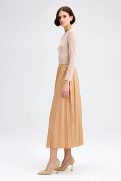 A wholesale clothing model wears tou12323-pleated-skirt-camel, Turkish wholesale Skirt of Touche Prive