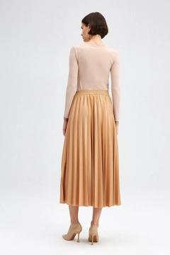 A wholesale clothing model wears tou12323-pleated-skirt-camel, Turkish wholesale Skirt of Touche Prive