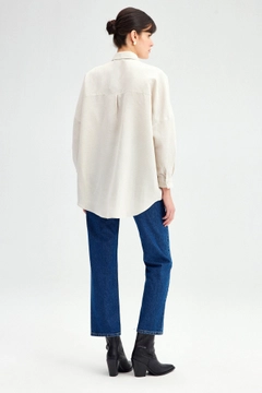 Ein Bekleidungsmodell aus dem Großhandel trägt tou12345-embroidered-linen-blend-shirt-cream, türkischer Großhandel Hemd von Touche Prive