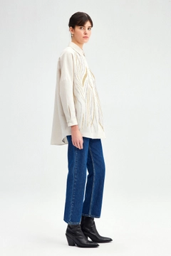 Bir model, Touche Prive toptan giyim markasının tou12345-embroidered-linen-blend-shirt-cream toptan Gömlek ürününü sergiliyor.