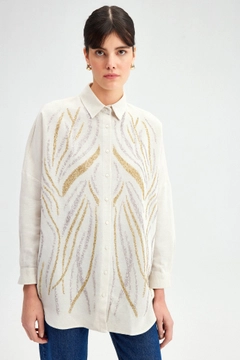 Hurtowa modelka nosi tou12345-embroidered-linen-blend-shirt-cream, turecka hurtownia Koszula firmy Touche Prive