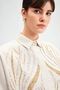 Bir model, Touche Prive toptan giyim markasının tou12345-embroidered-linen-blend-shirt-cream toptan Gömlek ürününü sergiliyor.