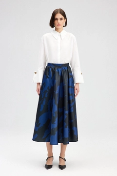 Un mannequin de vêtements en gros porte tou12367-patterned-satin-skirt-navy-blue, Jupe en gros de Touche Prive en provenance de Turquie