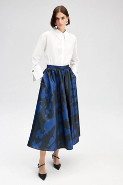 Bir model, Touche Prive toptan giyim markasının tou12367-patterned-satin-skirt-navy-blue toptan Etek ürününü sergiliyor.
