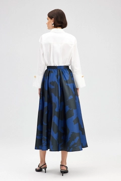 Una modella di abbigliamento all'ingrosso indossa tou12367-patterned-satin-skirt-navy-blue, vendita all'ingrosso turca di Gonna di Touche Prive