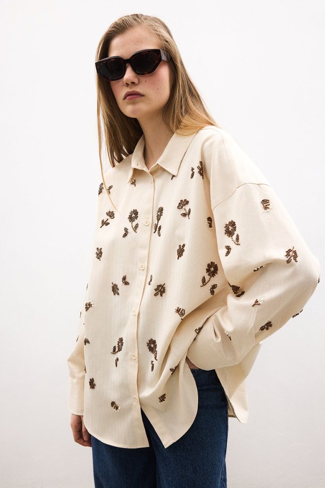 Touche Prive قميص بيج بقياس كبير بأسلوب كاجوال مزين بالزهور وأزرار ملابس بالجملة غير رسمي
