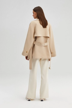 Bir model, Touche Prive toptan giyim markasının 45763 - Double Breasted TRENCH JACKET toptan Ceket ürününü sergiliyor.