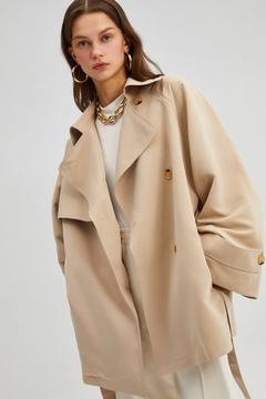 Ein Bekleidungsmodell aus dem Großhandel trägt 45763 - Double Breasted TRENCH JACKET, türkischer Großhandel Jacke von Touche Prive