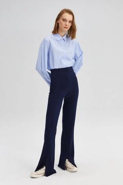 Bir model, Touche Prive toptan giyim markasının 45811 - STEEL TROUSERS WITH SPLIT toptan Pantolon ürününü sergiliyor.