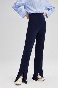 Bir model, Touche Prive toptan giyim markasının 45811 - STEEL TROUSERS WITH SPLIT toptan Pantolon ürününü sergiliyor.